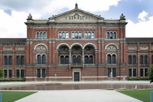 The courtyard façade. (c) The Victoria and Albert Museum.
