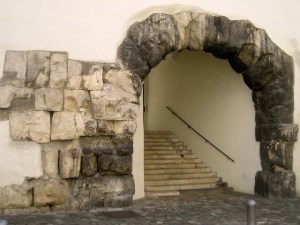 The surviving gate of two at the Porta Praetoria: it now leads into a courtyard of the former Bishop's Palace, now a hotel and restaurant.