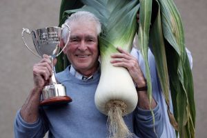 Mr Geoff Mosscrop, of Blyth, Northumberland, with his world record pot leek, September 2014. (Credit: Newcastle Chronicle.)