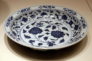 A porcelain dish from the Ming era (1368–1644), in the Brooklyn Museum.