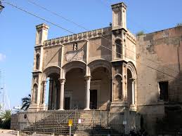 The scene of the crime: the façade of Santa Maria della Catena, where my bag was snatched.