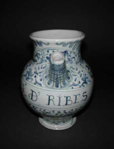 A spouted jar from Deruta, containing syrup of black- or redcurrants (Ribes). (Credit: the Fitzwilliam Museum, Cambridge)